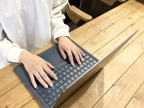 パソコンのキーボードで記事を作成している様子