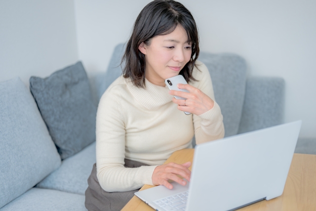 在宅でコールセンター業務をする様子